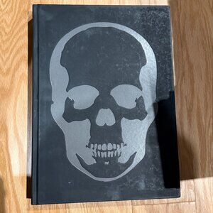 Skull Style: Skulls in Contemporary Art and Design (METALLIC BLACK COVER)